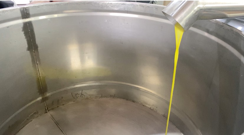 Olio extravergine di oliva appena estratto nel frantoio